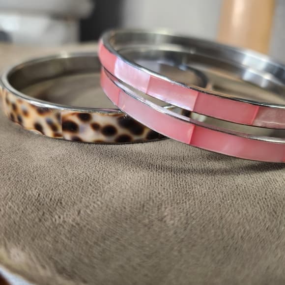 Vintage Pink and Cowrie Shell Silver Tone Unmarked Bangle Bracelets - Thumbnail 11