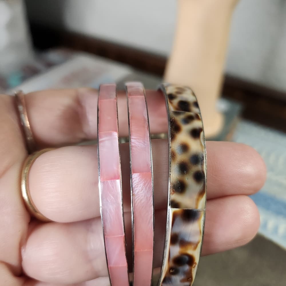 Vintage Pink and Cowrie Shell Silver Tone Unmarked Bangle Bracelets - Thumbnail 2