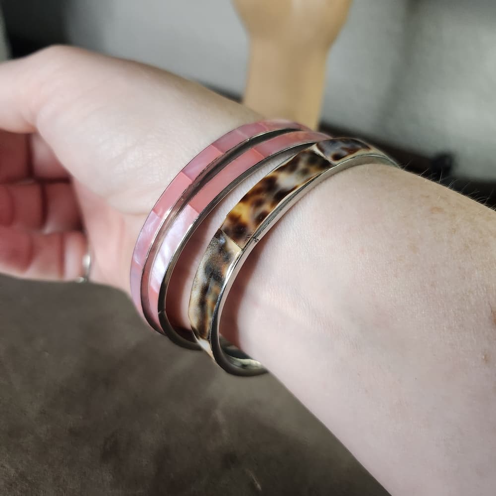 Vintage Pink and Cowrie Shell Silver Tone Unmarked Bangle Bracelets - Thumbnail 4