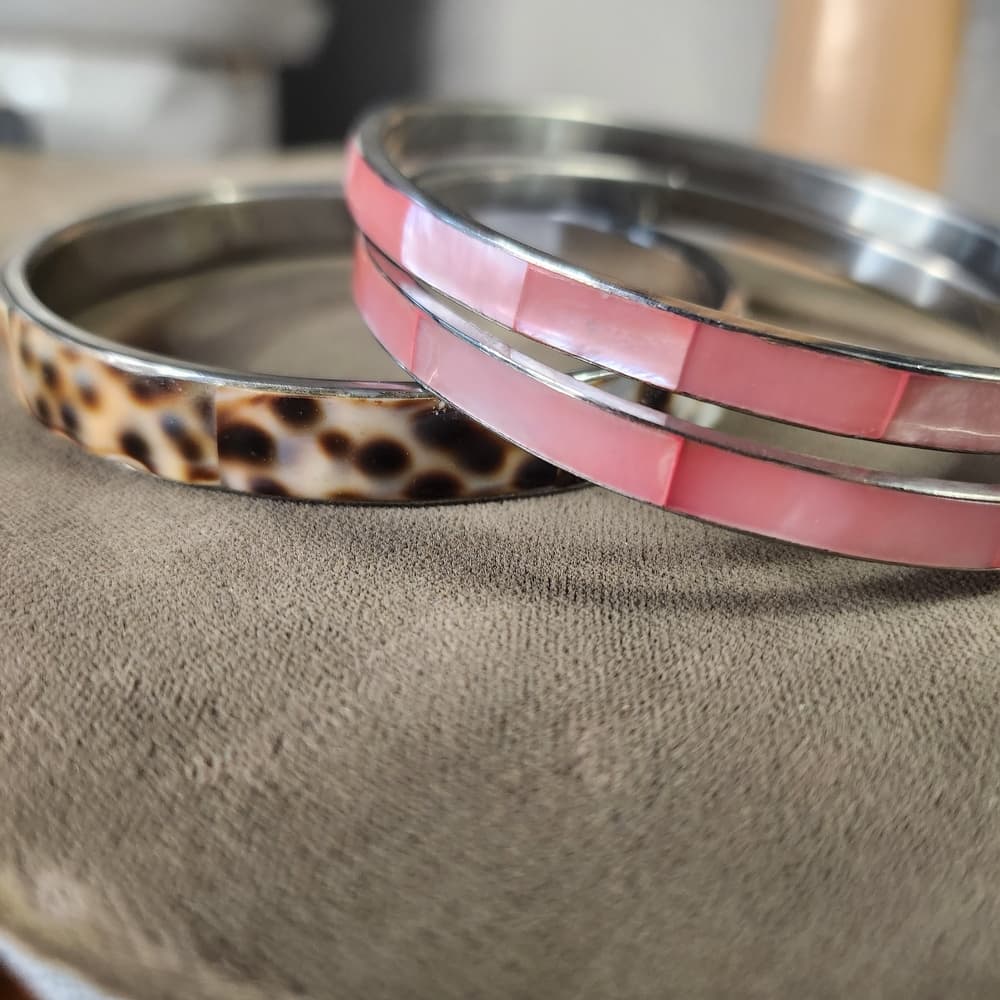 Vintage Pink and Cowrie Shell Silver Tone Unmarked Bangle Bracelets - Thumbnail 10