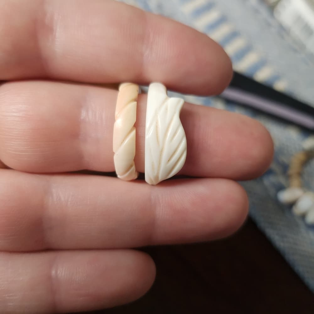 Small Carved Shell Cream and White Floral Leaf Rings Size 6.5 And 6.75 - Thumbnail 6