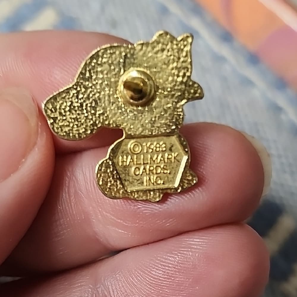 Vintage 1983 Hallmark Cards Inc Gold Tone Bunny With Flower Enamel Pin - Thumbnail 2