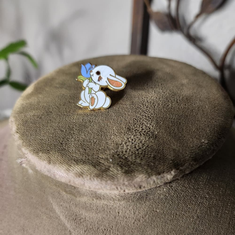 Vintage 1983 Hallmark Cards Inc Gold Tone Bunny With Flower Enamel Pin - Thumbnail 5
