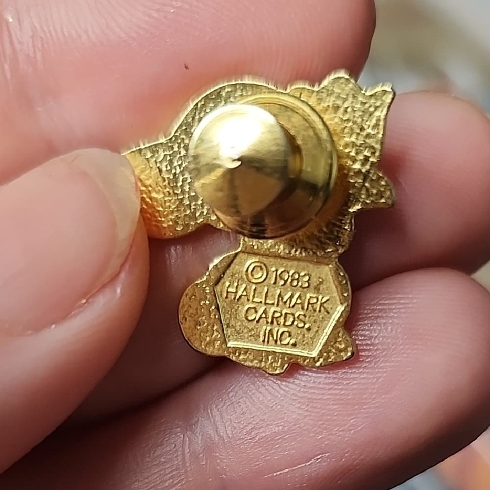 Vintage 1983 Hallmark Cards Inc Gold Tone Bunny With Flower Enamel Pin - Thumbnail 4