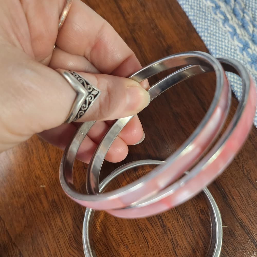 Vintage Pink and Cowrie Shell Silver Tone Unmarked Bangle Bracelets - Thumbnail 7