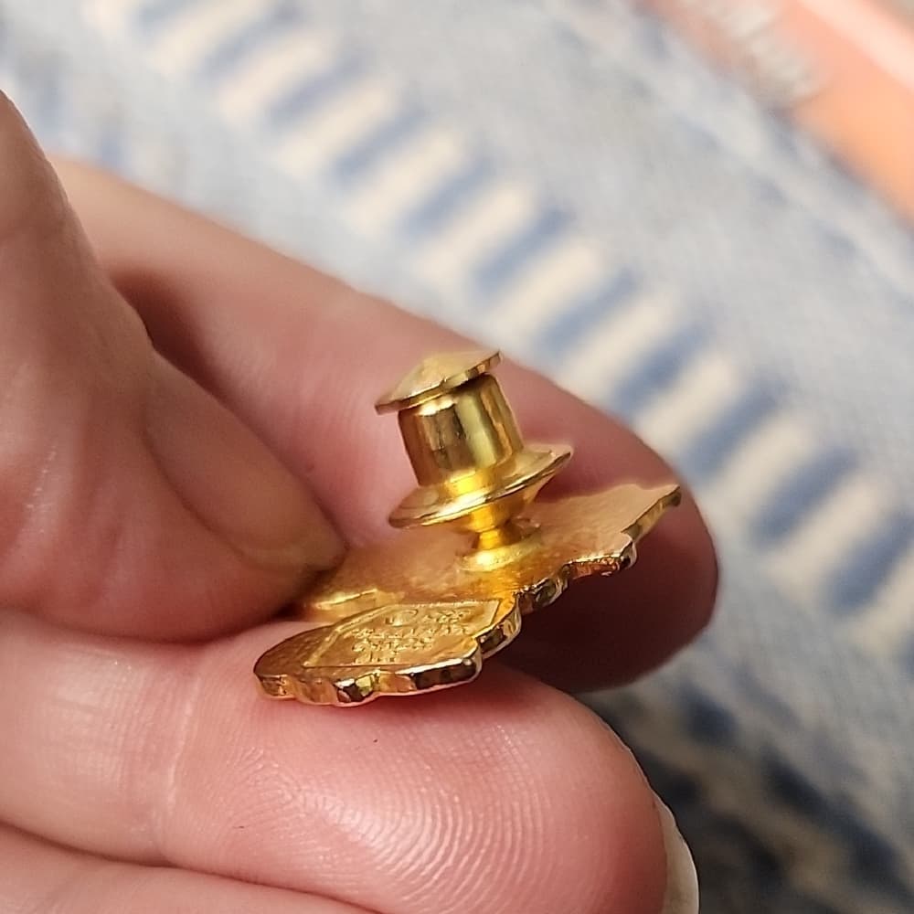 Vintage 1983 Hallmark Cards Inc Gold Tone Bunny With Flower Enamel Pin - Thumbnail 3