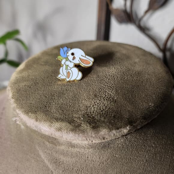Vintage 1983 Hallmark Cards Inc Gold Tone Bunny With Flower Enamel Pin - Thumbnail 6