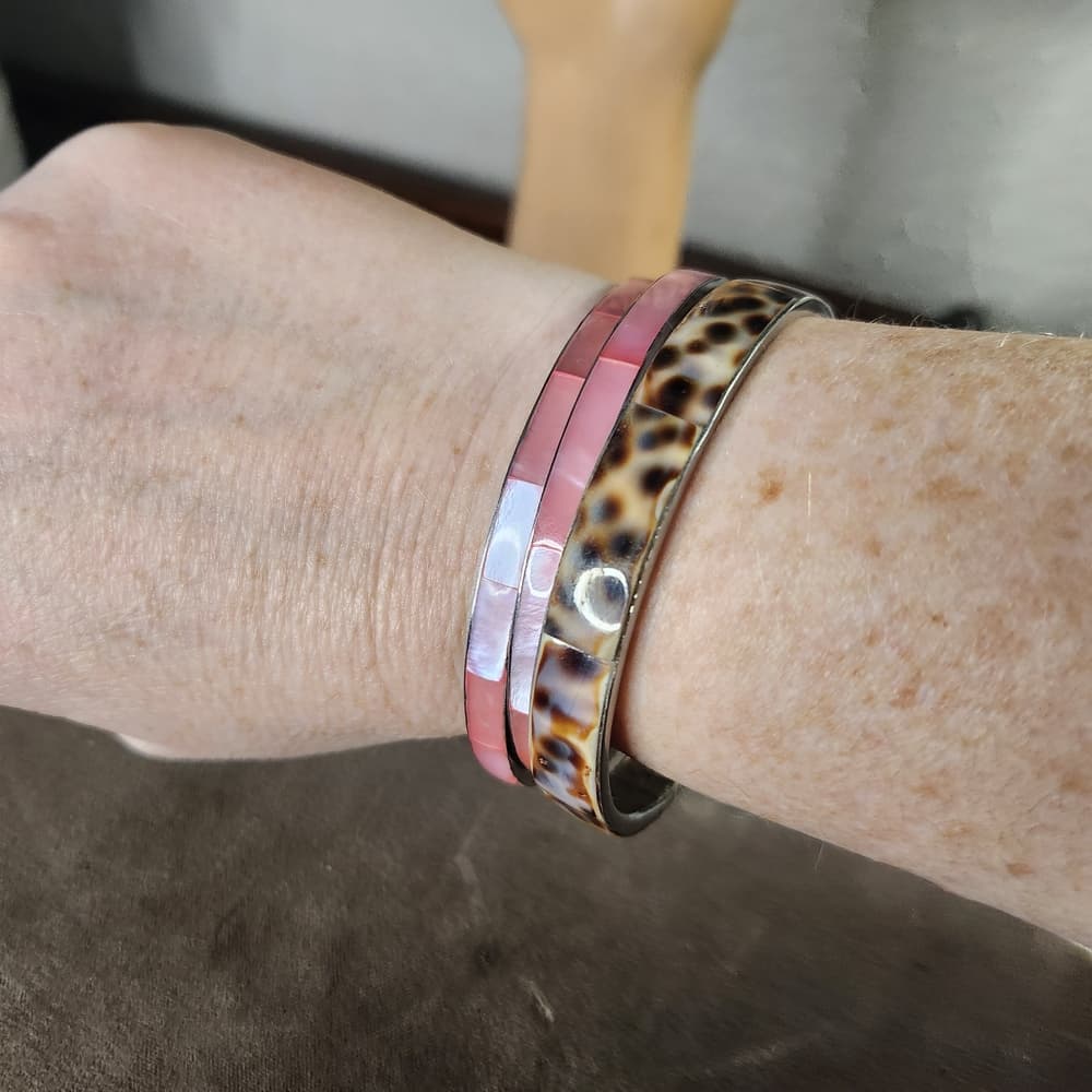 Vintage Pink and Cowrie Shell Silver Tone Unmarked Bangle Bracelets - Thumbnail 3