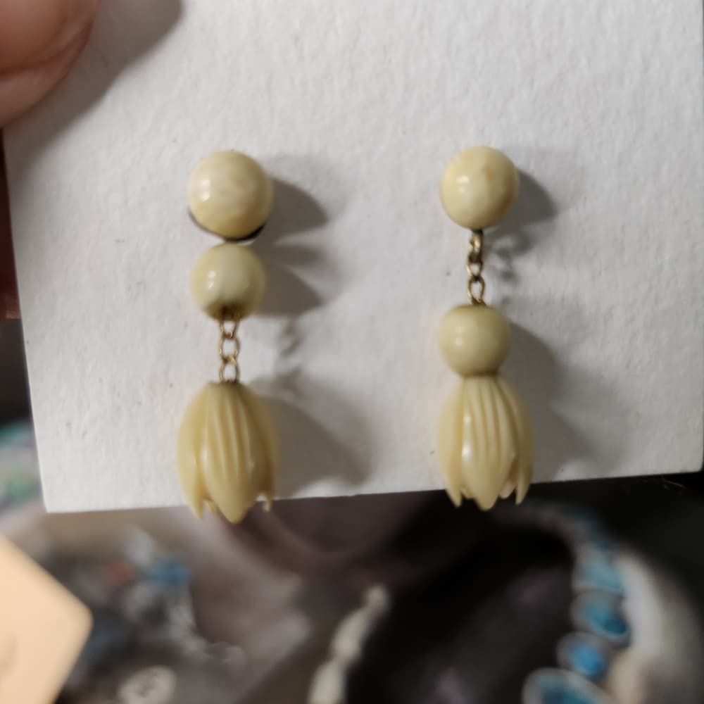 Southwestern Native Style Earring Lot With Carved Bone And Shell - Thumbnail 5