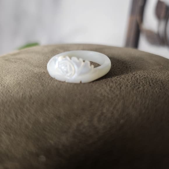 White Mother Of Pearl Carved Shell Rose Floral Ring Size 6 - Thumbnail 6