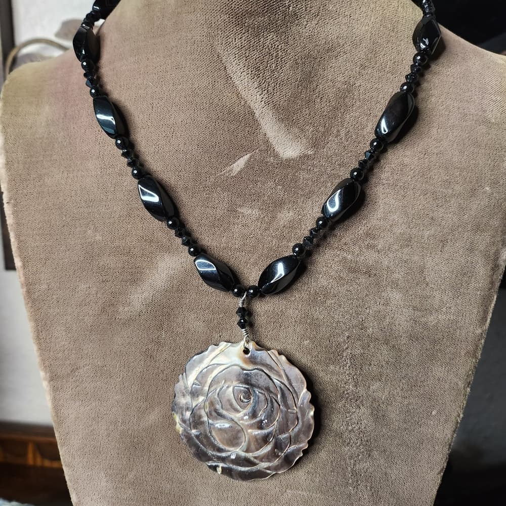 Carved Shell Rose Flower Pendant Black Onxy Beaded Statemwnt Necklace - Thumbnail 7