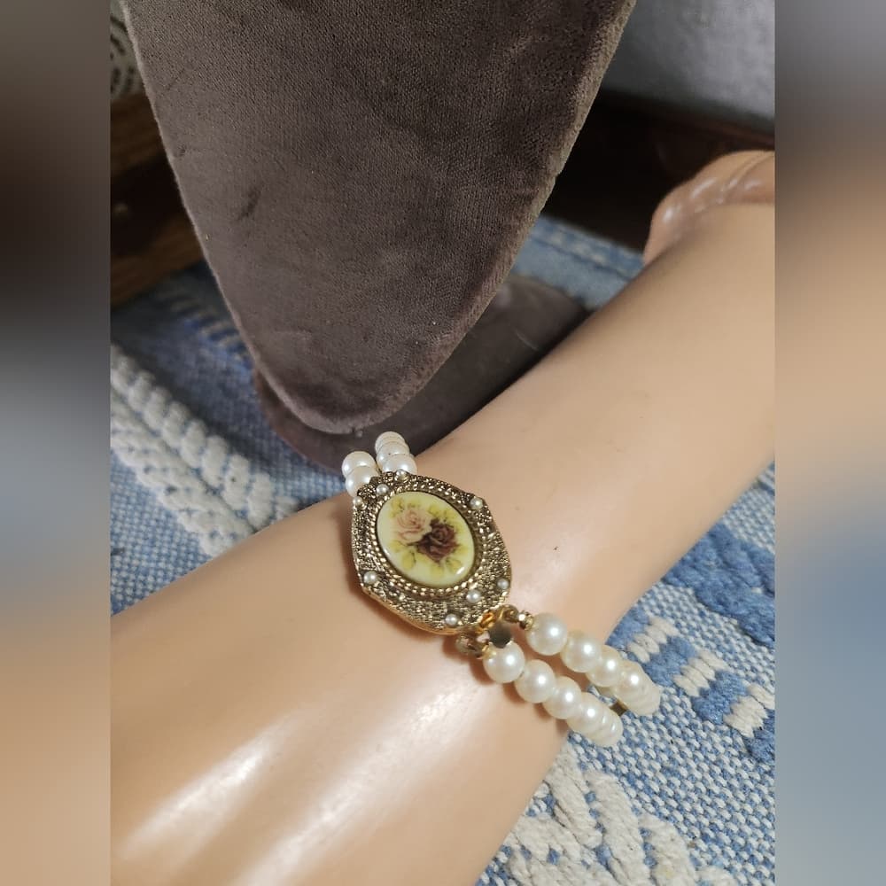 Vintage Faux Pearl Bracelet with Painted Floral Scene Gold Tone Accent - Thumbnail 6