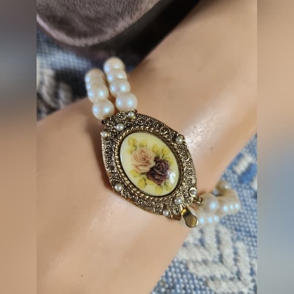 Vintage Faux Pearl Bracelet with Painted Floral Scene Gold Tone Accent - Thumbnail 9