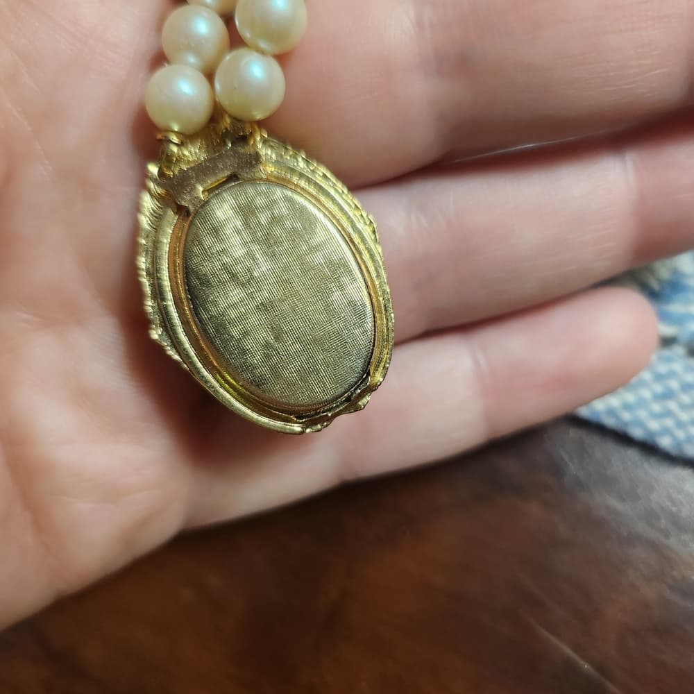 Vintage Faux Pearl Bracelet with Painted Floral Scene Gold Tone Accent - Thumbnail 4