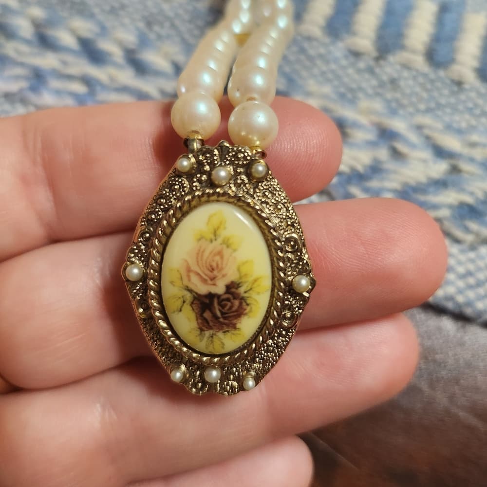 Vintage Faux Pearl Bracelet with Painted Floral Scene Gold Tone Accent - Thumbnail 3