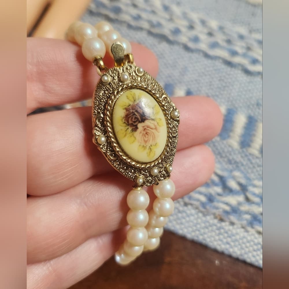 Vintage Faux Pearl Bracelet with Painted Floral Scene Gold Tone Accent - Thumbnail 5