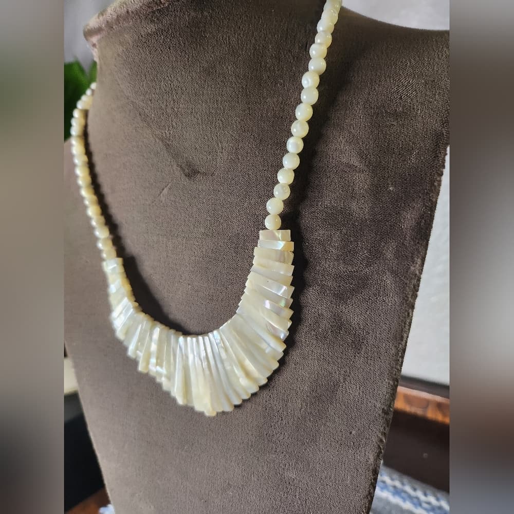 Beautiful Vintage White Mother Of Pearl Shell Bib Fringe Necklace - Thumbnail 4