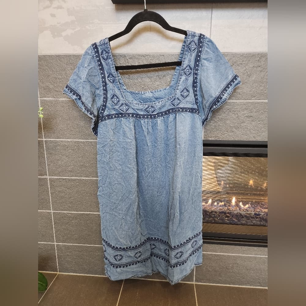 Abercrombie & Fitch Blue Lyocell Denim Look Embroidered Accent Ruffle Sleeve