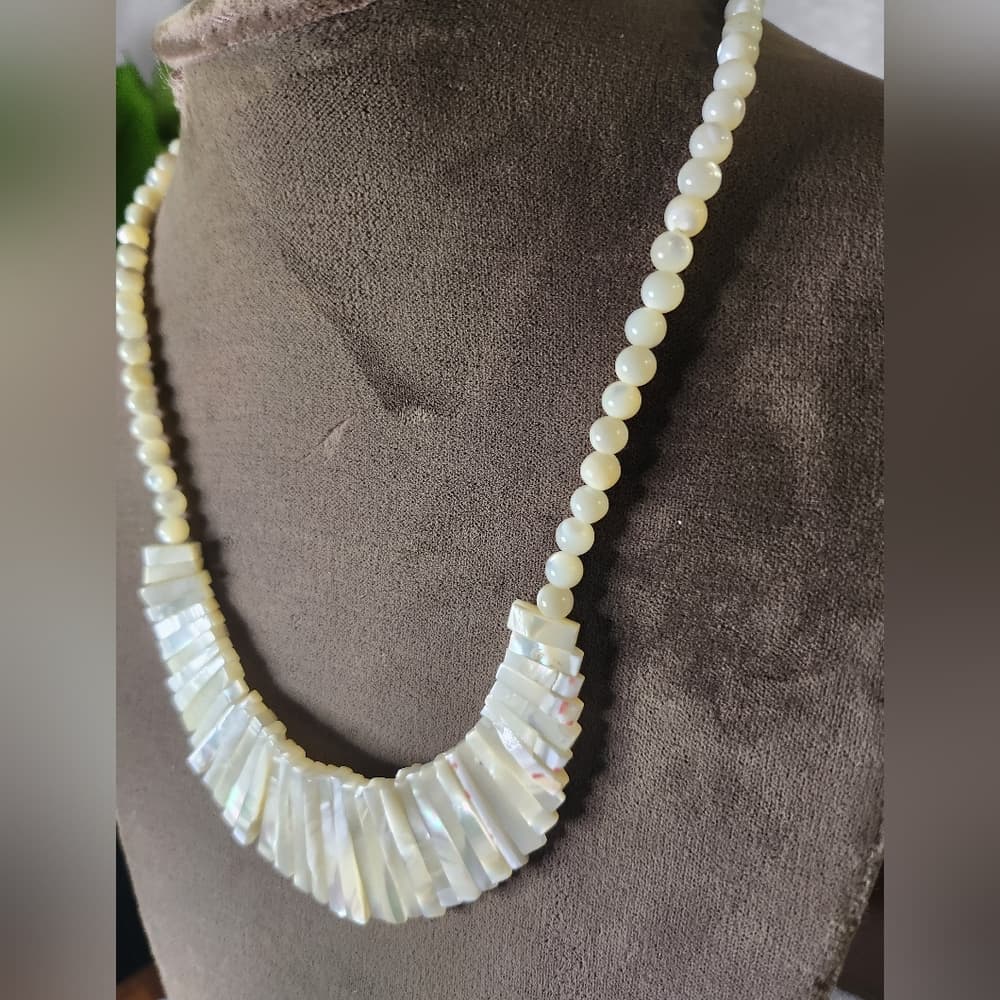 Beautiful Vintage White Mother Of Pearl Shell Bib Fringe Necklace