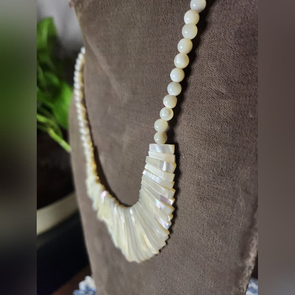 Beautiful Vintage White Mother Of Pearl Shell Bib Fringe Necklace - Thumbnail 5