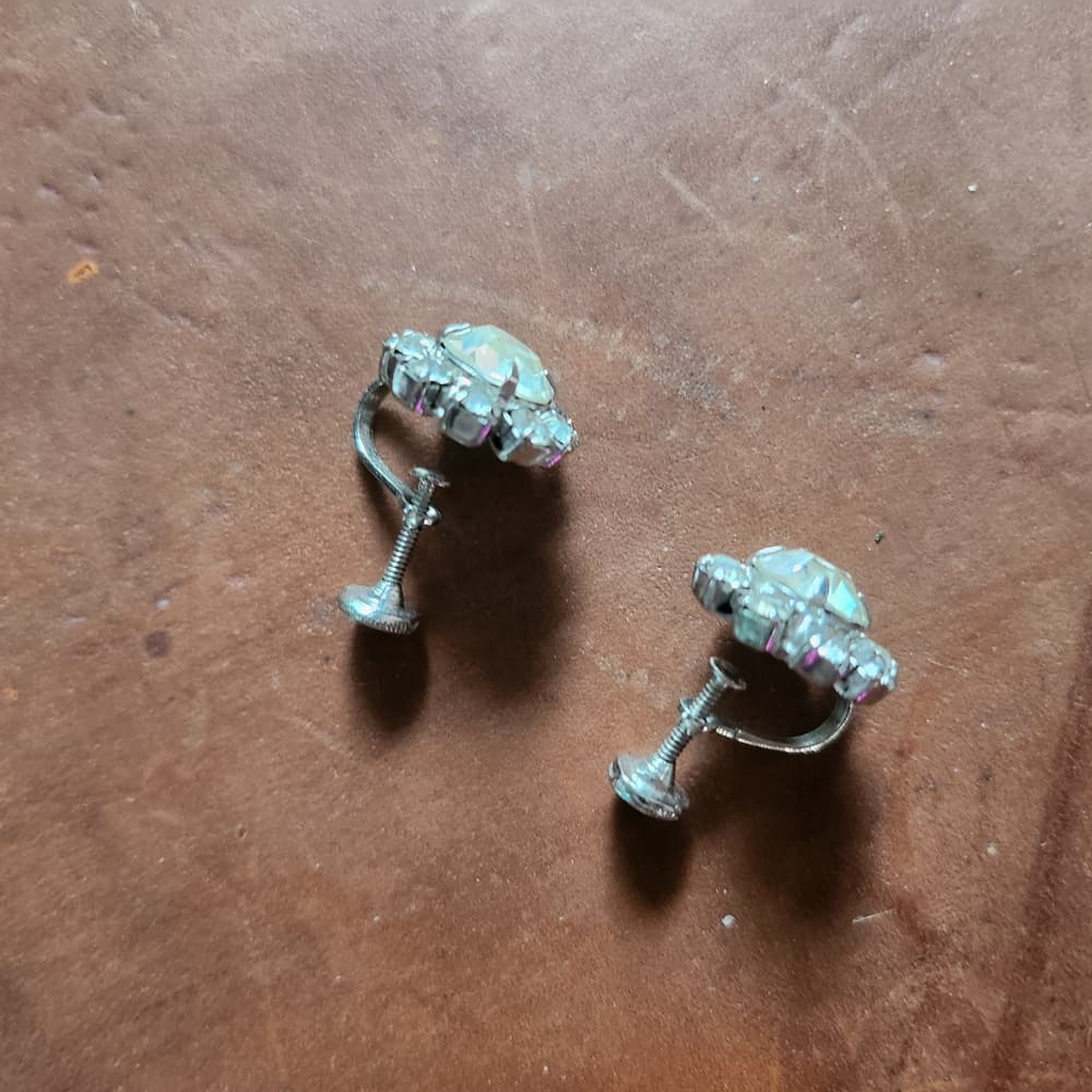 Elegant Vintage Sparkly Round Crystal And Silver Tone Screw Back Earrings - Thumbnail 2