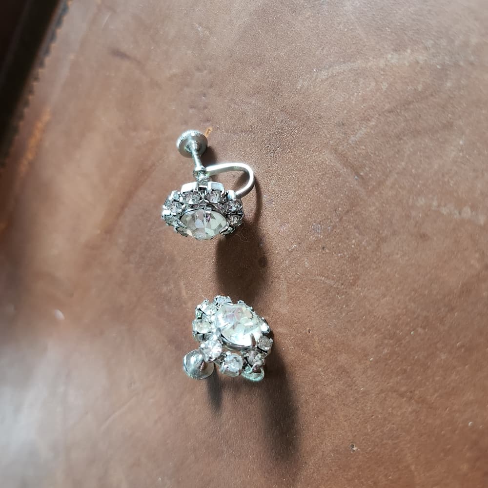 Elegant Vintage Sparkly Round Crystal And Silver Tone Screw Back Earrings - Thumbnail 6