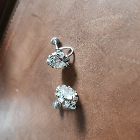 Elegant Vintage Sparkly Round Crystal And Silver Tone Screw Back Earrings - Thumbnail 7
