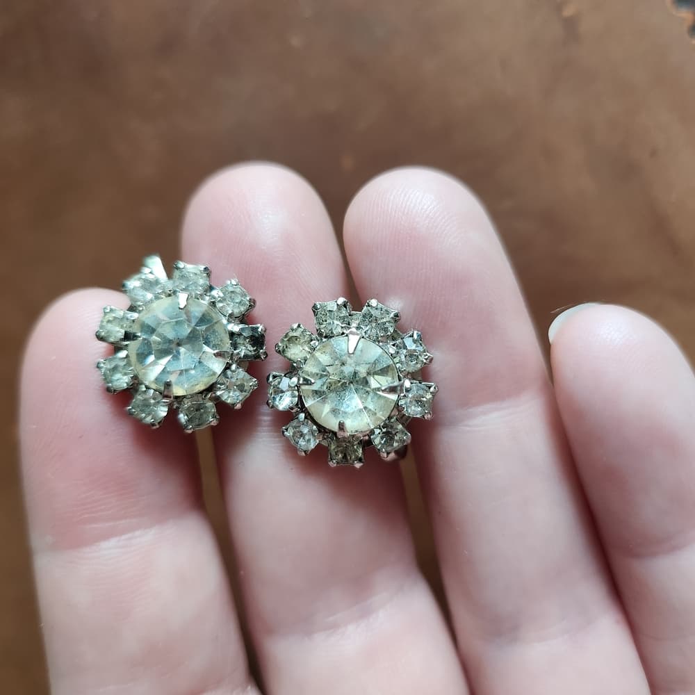 Elegant Vintage Sparkly Round Crystal And Silver Tone Screw Back Earrings - Thumbnail 3