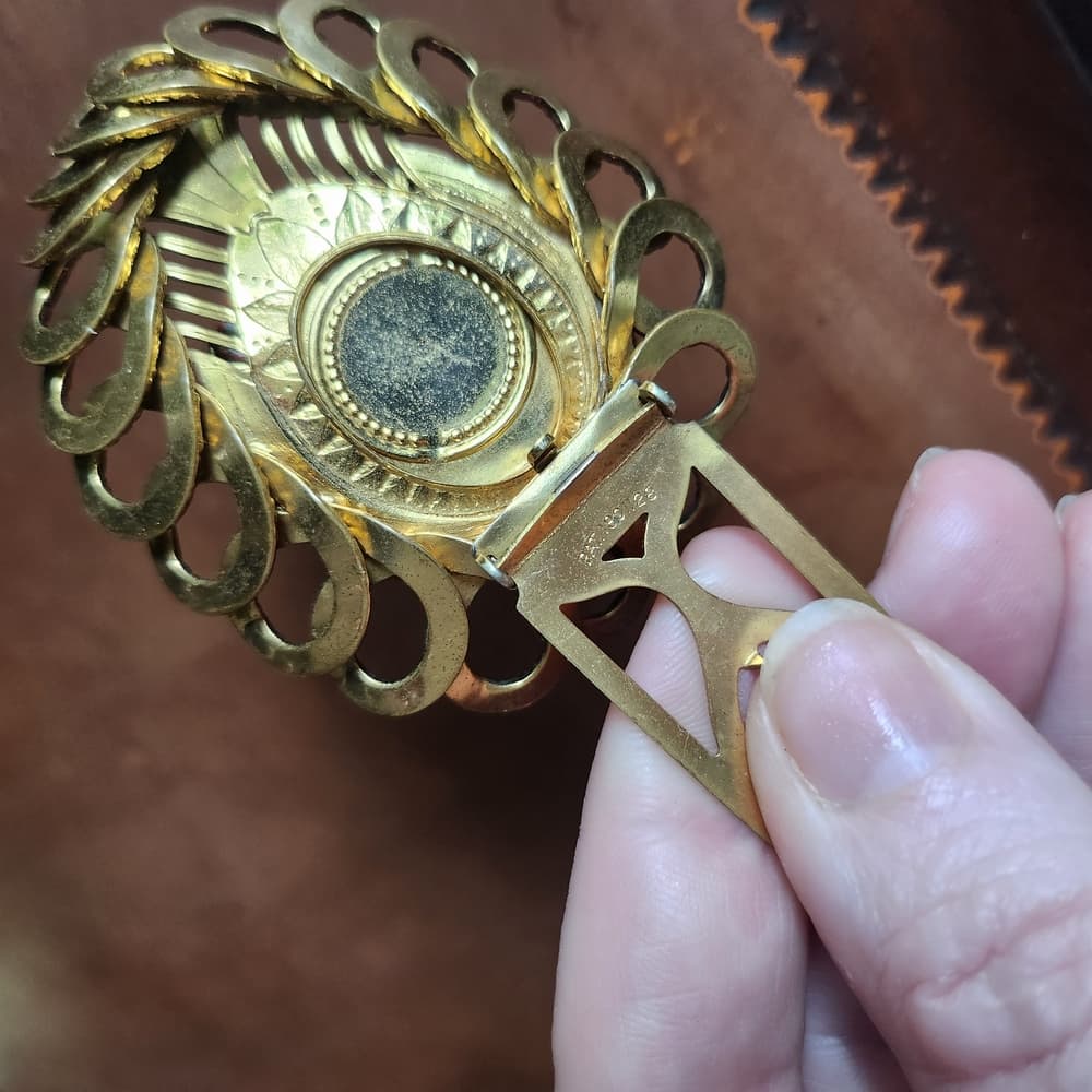 Make Offer - Vintage Red Carved Cinnabar Flower and Gold Tone filigree Shoe Clip - Thumbnail 9