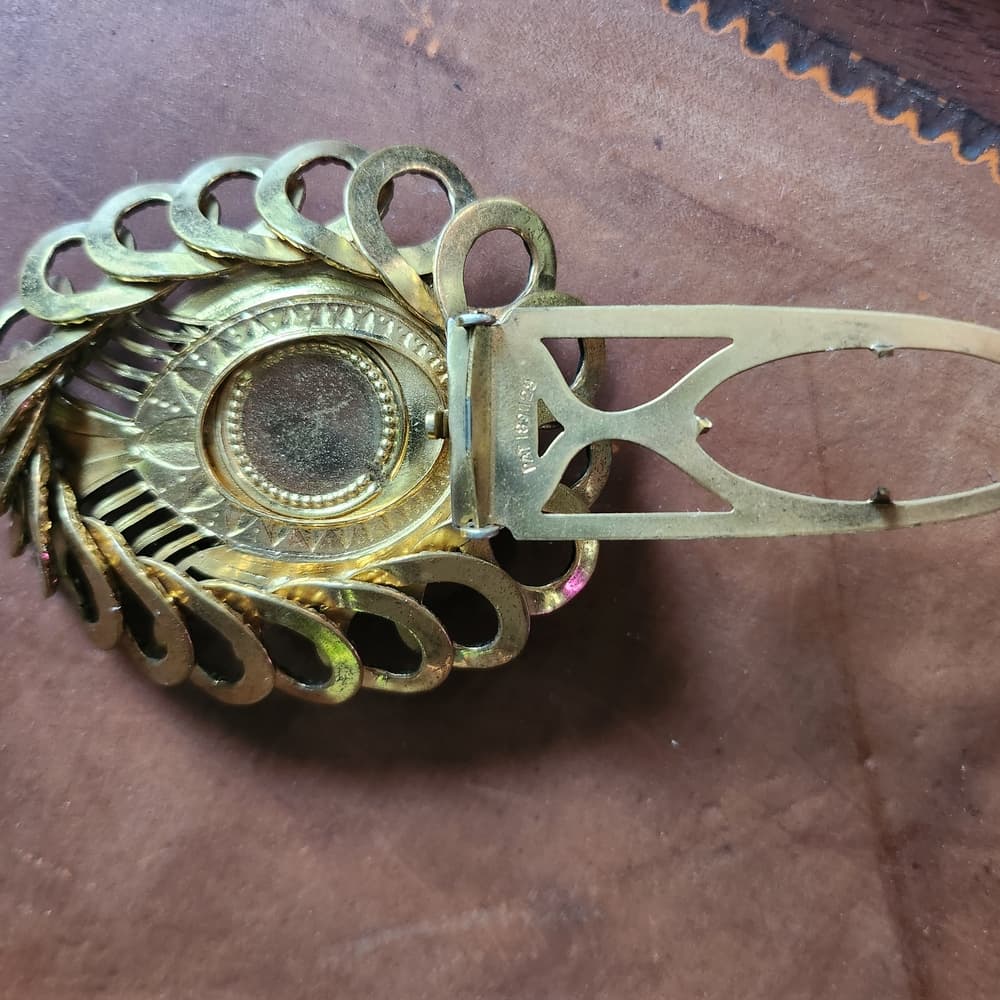Make Offer - Vintage Red Carved Cinnabar Flower and Gold Tone filigree Shoe Clip - Thumbnail 7