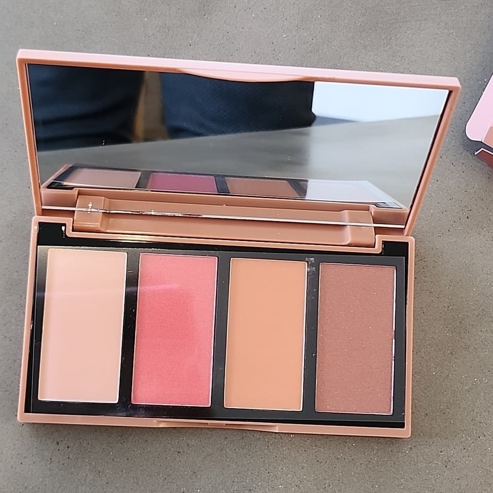 Violet Voss Whispering Rosè Luminous blush 4 Shade blush Compact. - Thumbnail 2