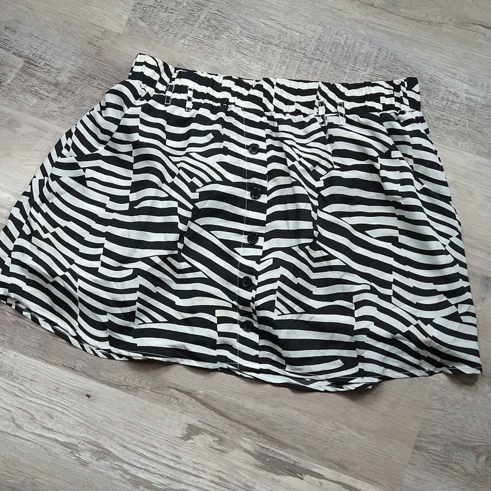 Wet Seal 🥰 Black and White Zebra Stripe Wet Seal Skirt - Thumbnail 8