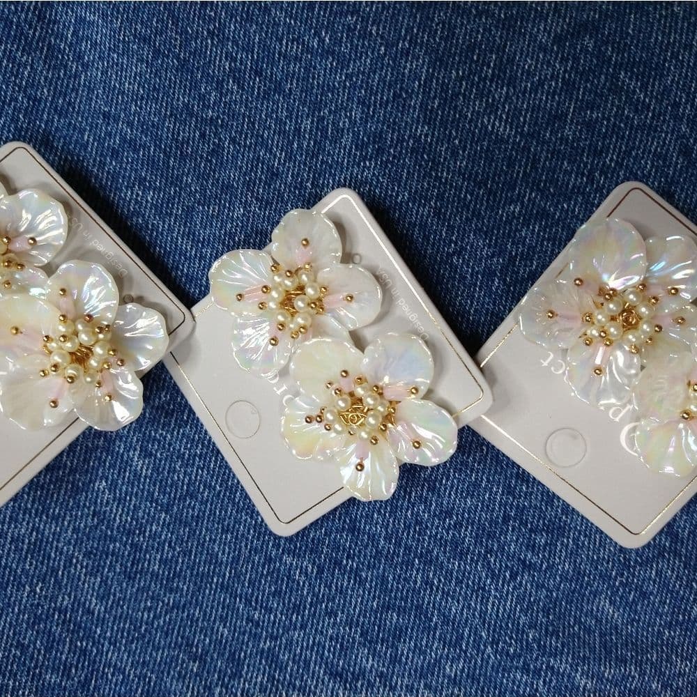 Beautiful Retro Floral Shell Like Earrings White and Gold Beaded Center - Thumbnail 5