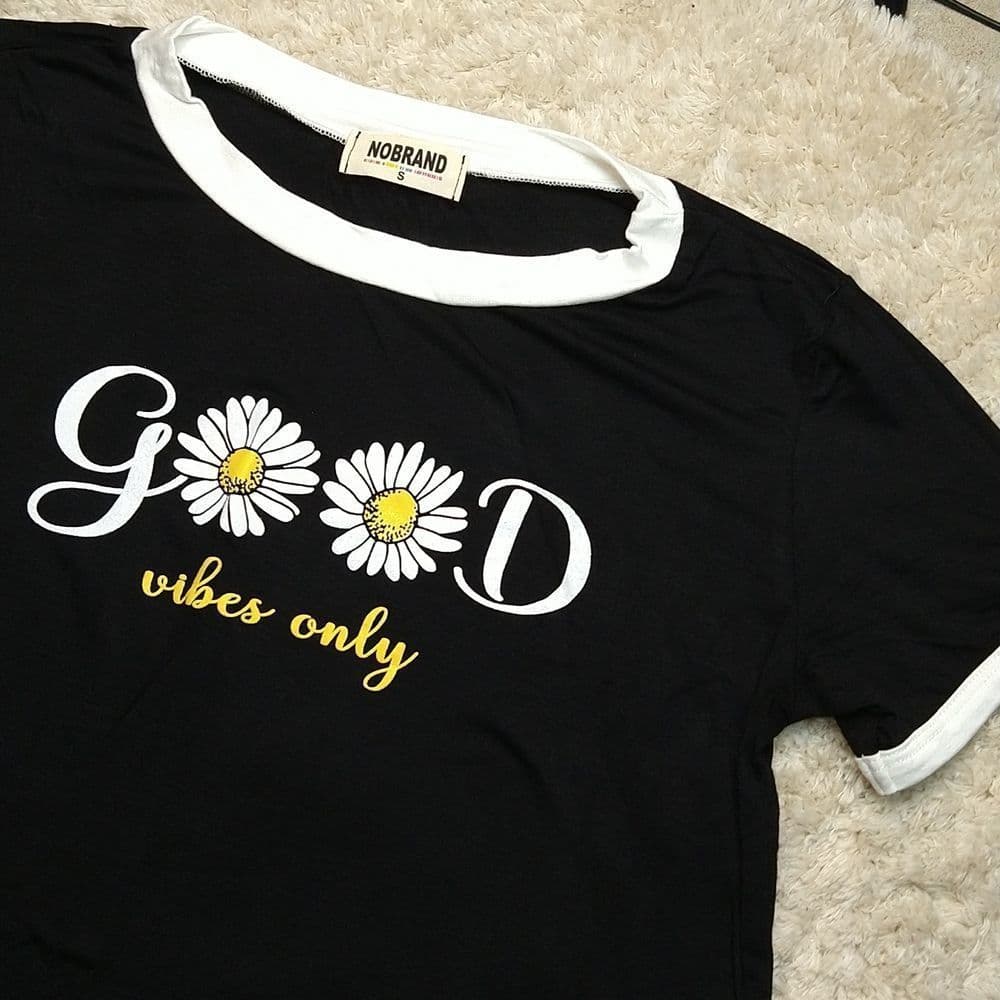 Good Vibes Only Black White And Yellow Daisy Graphic Crop Top - Thumbnail 2