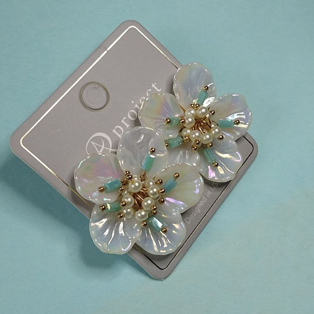 Beautiful Retro Floral Shell Like Earrings White and Gold Beaded Center - Thumbnail 9