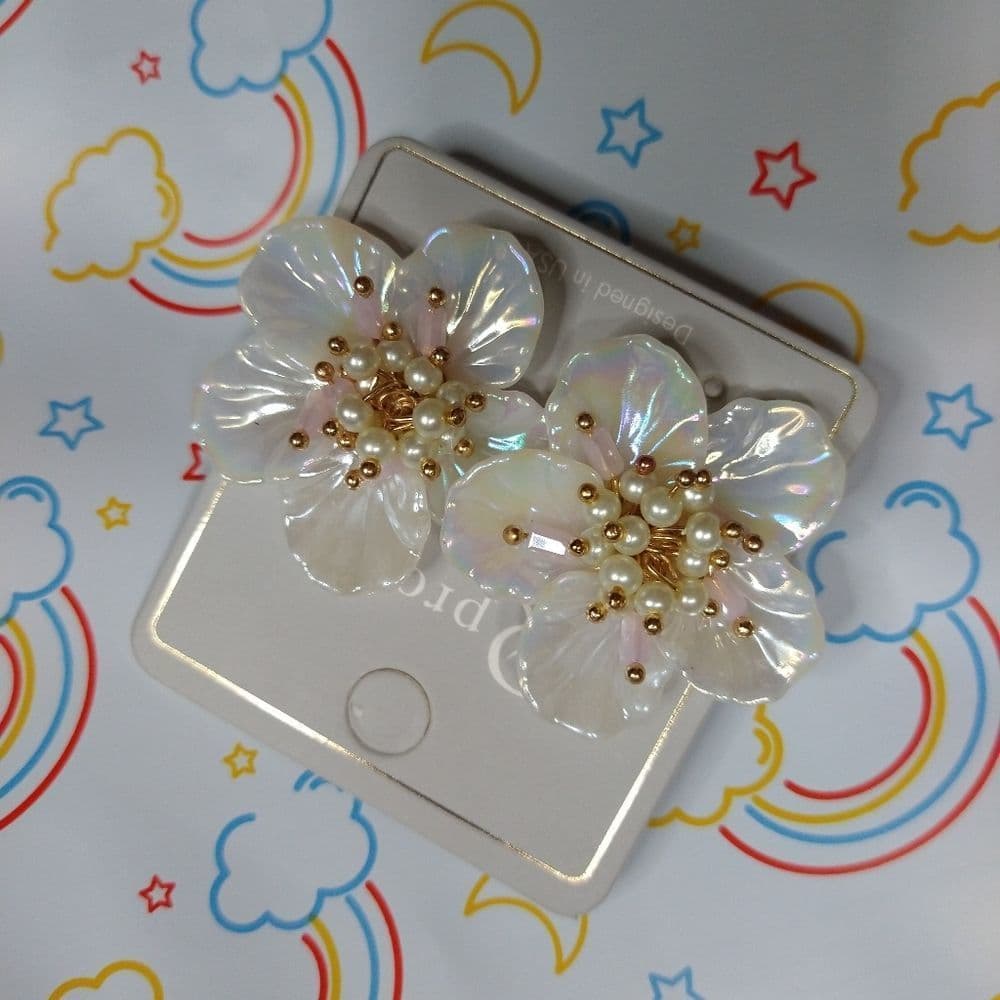 Beautiful Retro Floral Shell Like Earrings White and Gold Beaded Center - Thumbnail 7