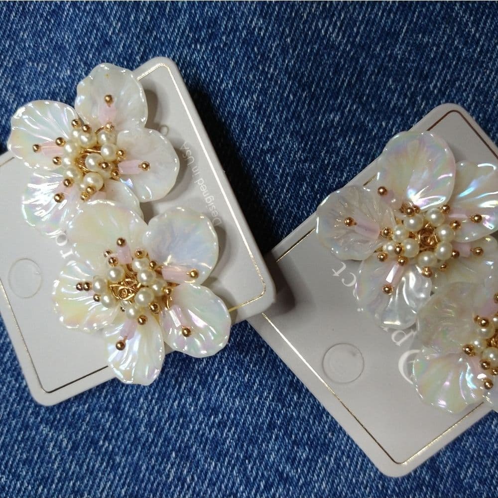 Beautiful Retro Floral Shell Like Earrings White and Gold Beaded Center - Thumbnail 6