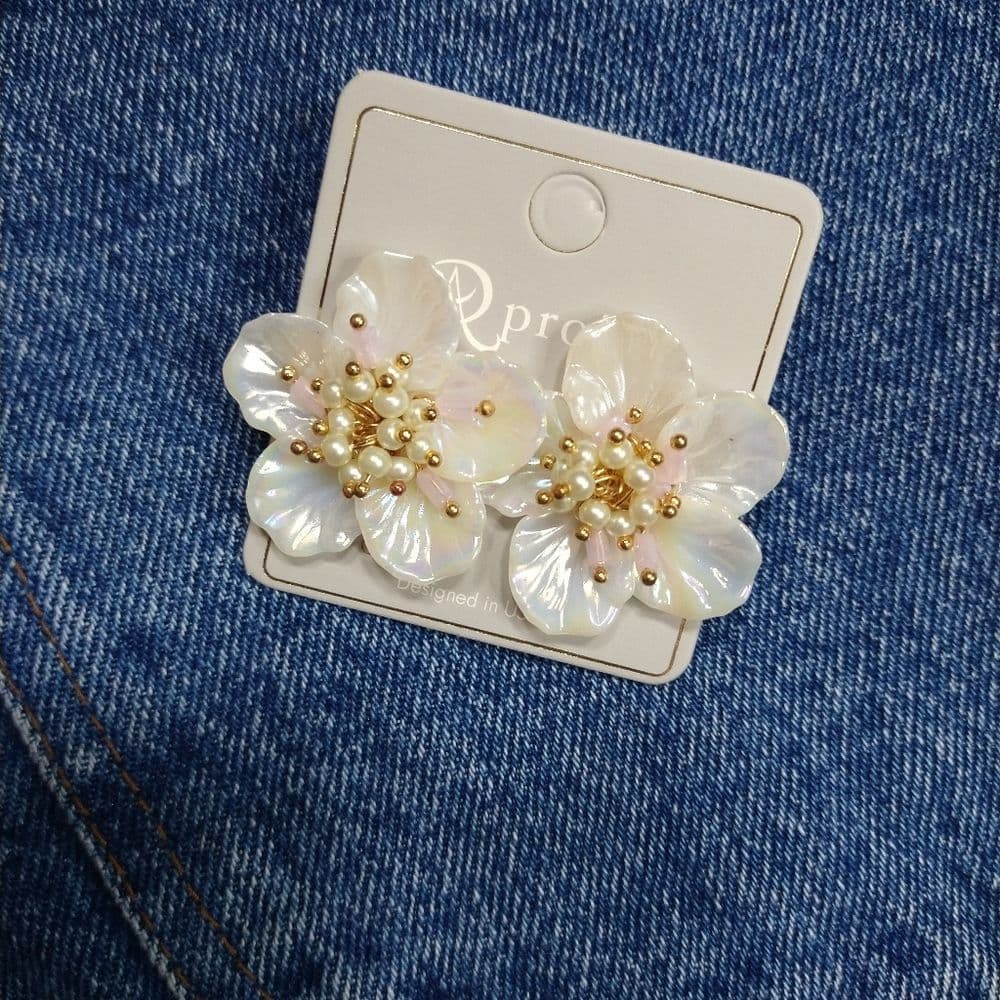 Beautiful Retro Floral Shell Like Earrings White and Gold Beaded Center - Thumbnail 2