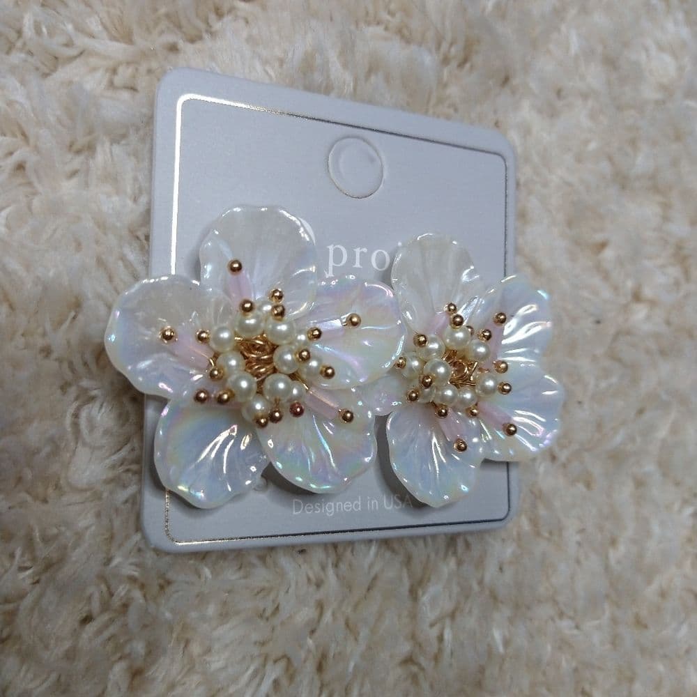 Beautiful Retro Floral Shell Like Earrings White and Gold Beaded Center - Thumbnail 3