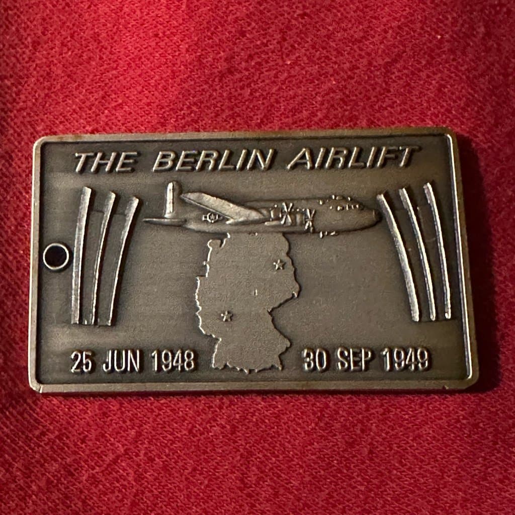 Hershey’s Keychain The Berlin Airlift 48-49 Operation Littles Vittles - Thumbnail 2