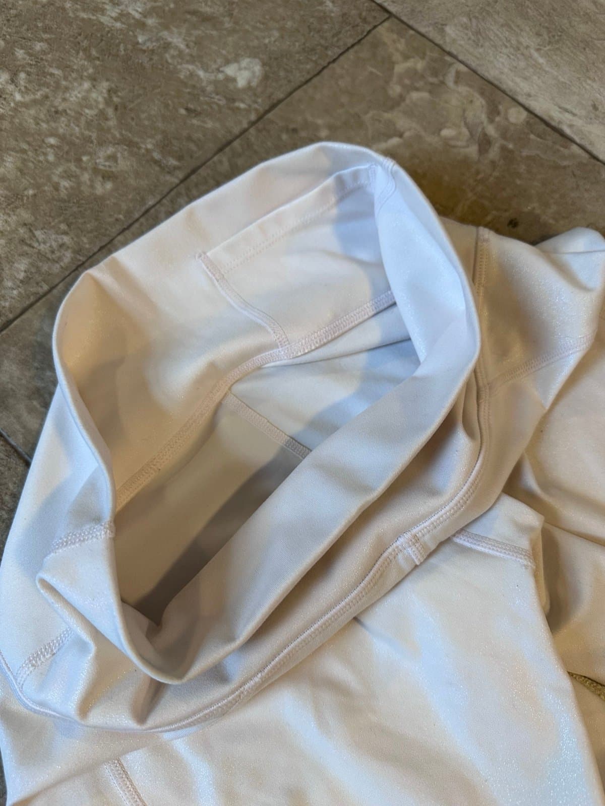 Fabletics cream capris irridescent EX COND! - Thumbnail 4