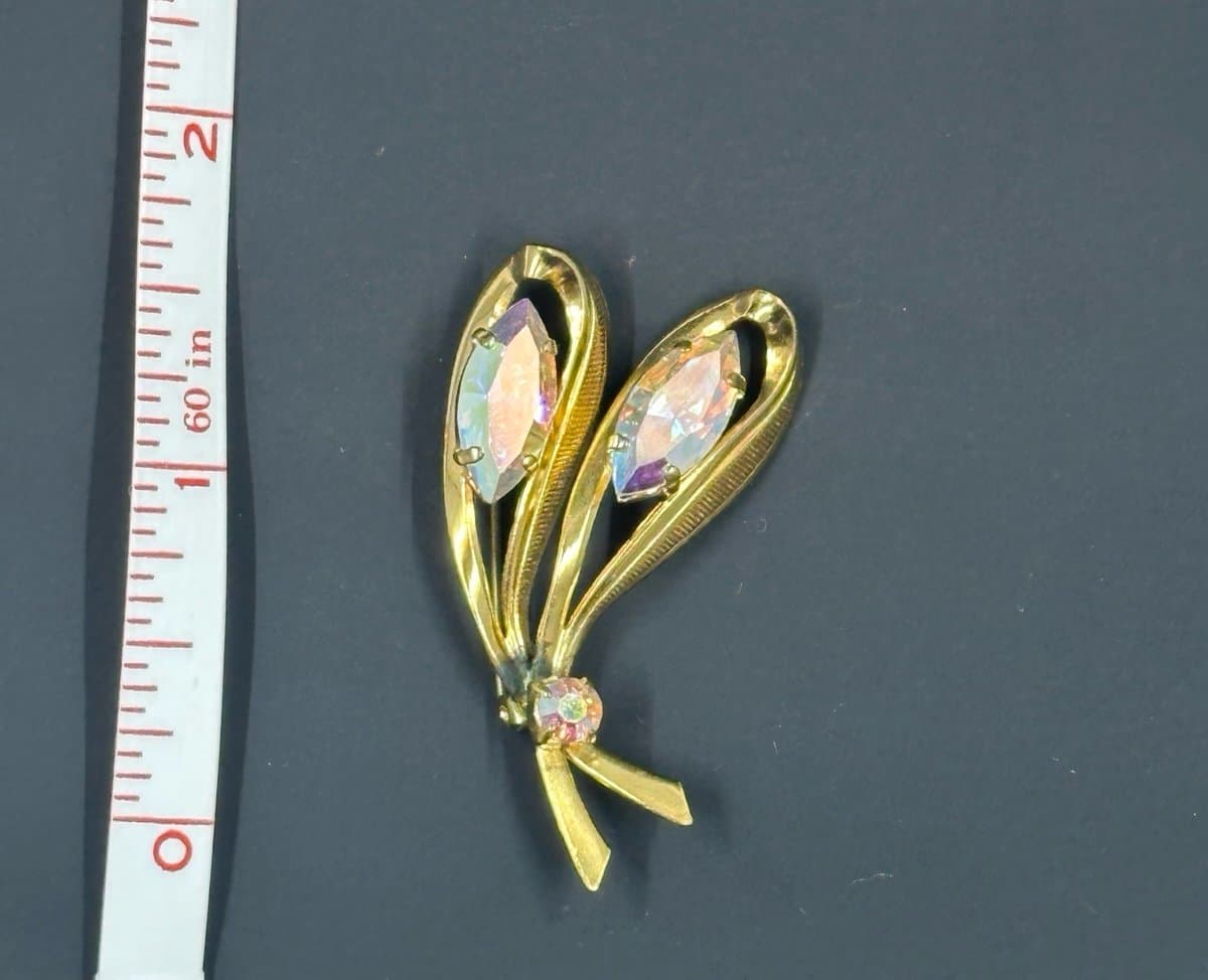 Vintage irradescent gemmed leaf brooch, unmarked, dazzling!!