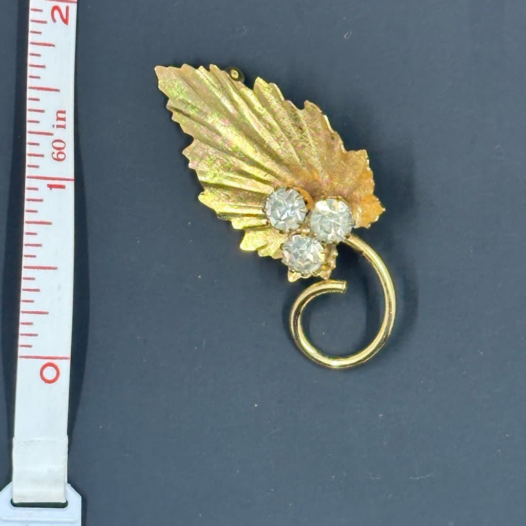 Vintage leaf gold toned brooch!