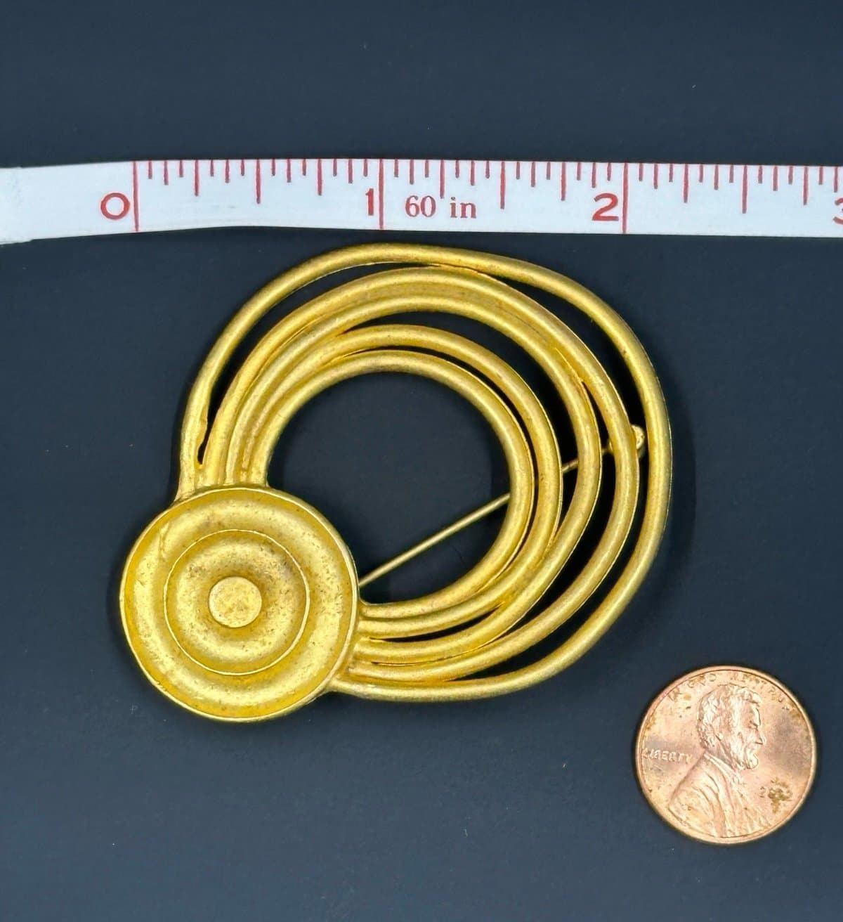 Large 2.5” Circular Gold Brooch, unmarked. - Thumbnail 2