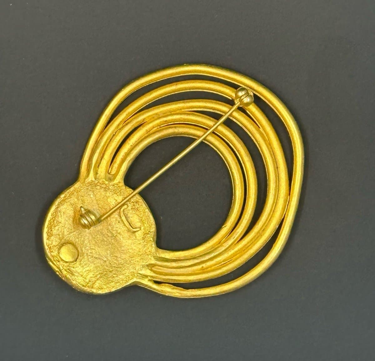 Large 2.5” Circular Gold Brooch, unmarked. - Thumbnail 4