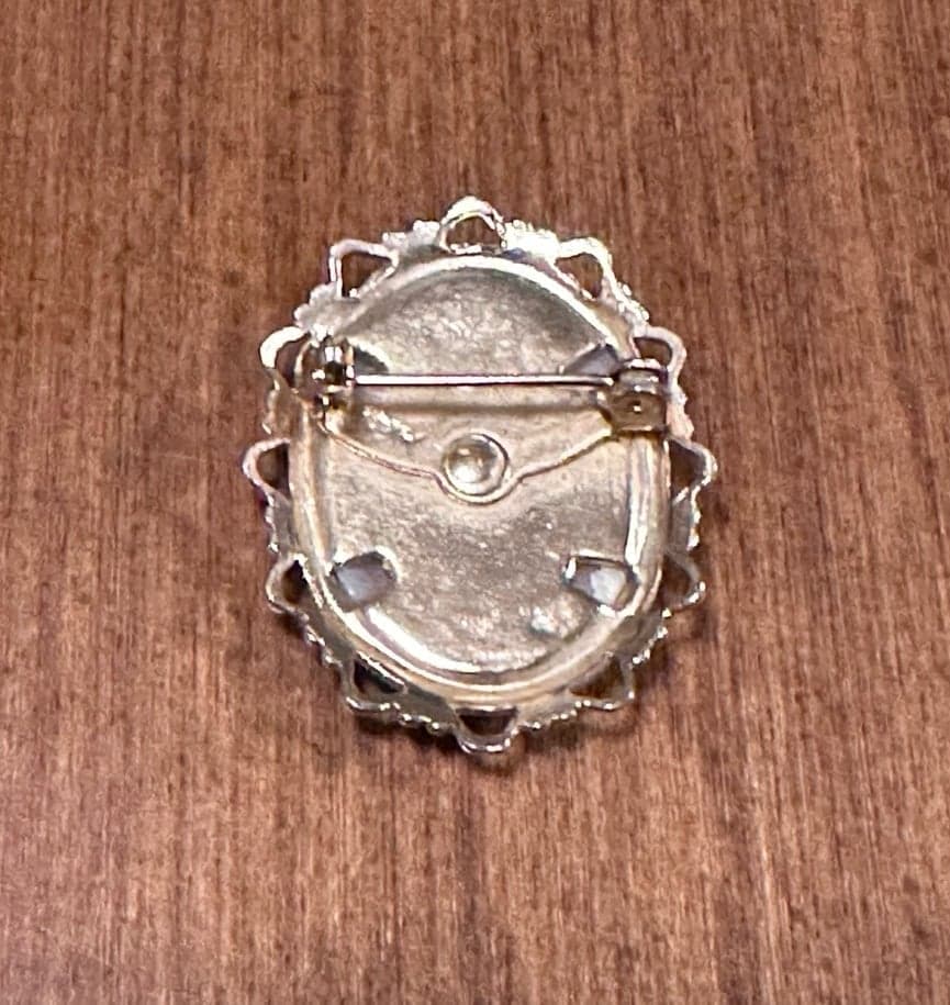 Vintage Gold Toned Unmarked Cameo Brooch! - Thumbnail 2