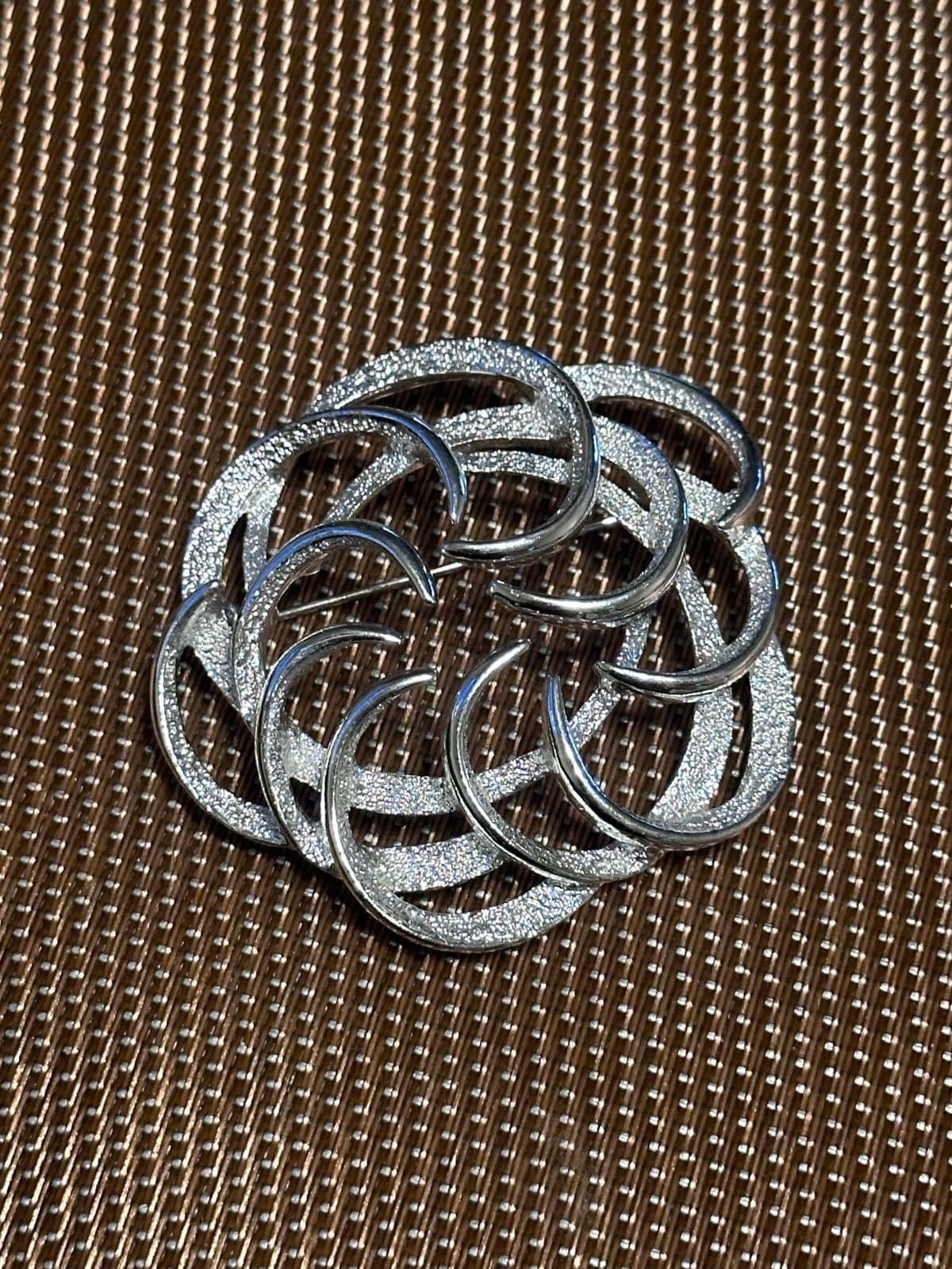 Vintage Sarah Coventry Large Round Connecting Swirl Brooch Pin
