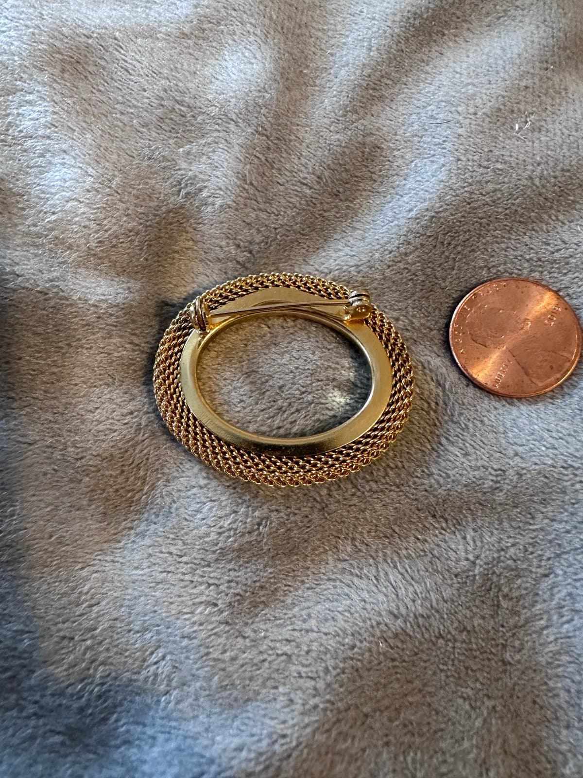 Vintage gold toned oval brooch - Thumbnail 2