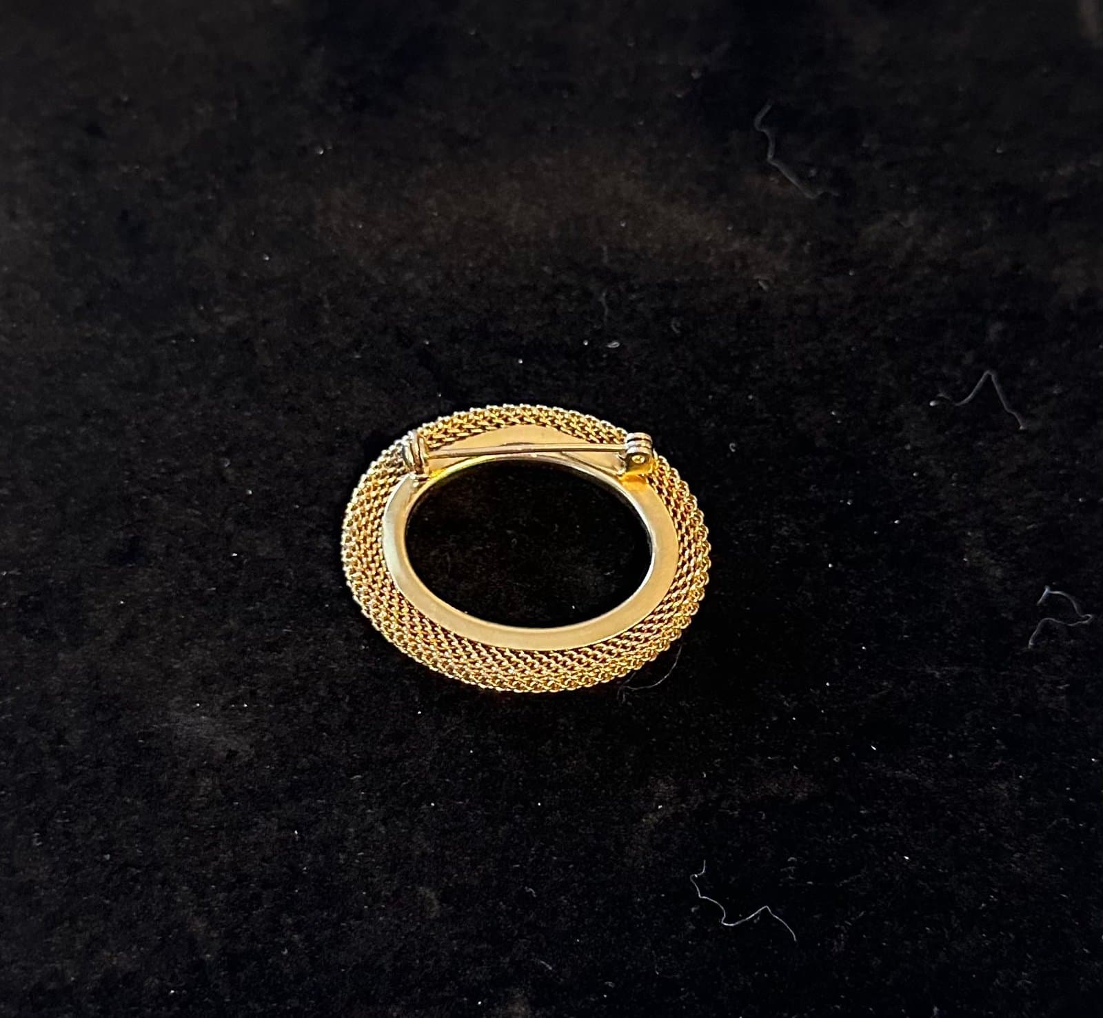 Vintage gold toned oval brooch - Thumbnail 3