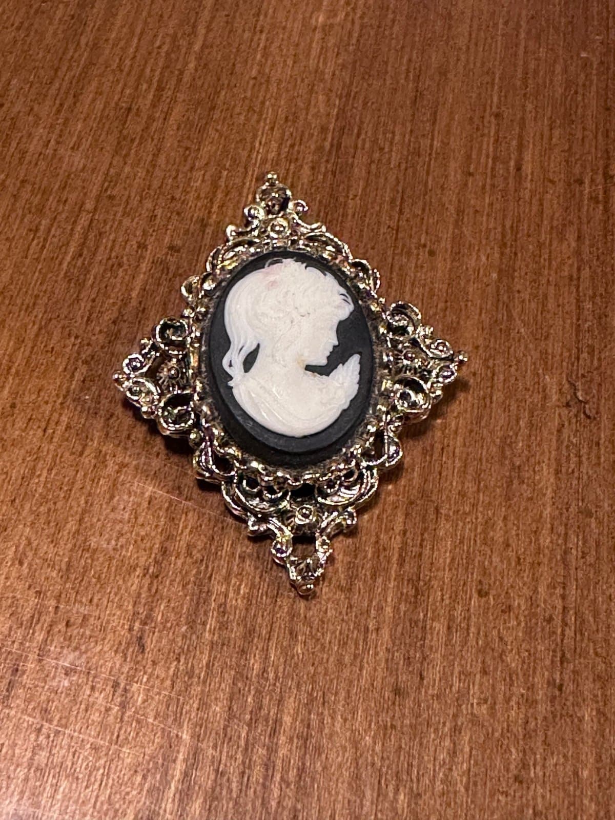 VINTAGE GERRYS GOLD TONE CAMEO BROOCH SIGNED